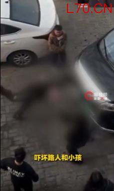 河南一男子用头多次撞击车辆 情绪失控引路人劝阻
